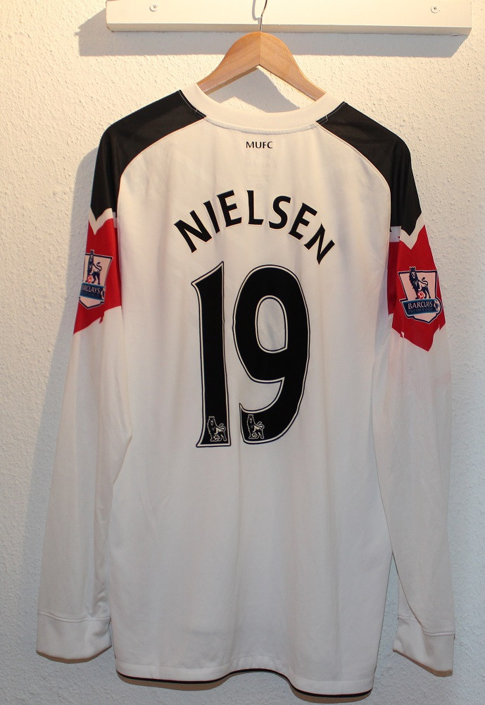 Manchester United away jersey L/S 2010/11 - Nielsen 19