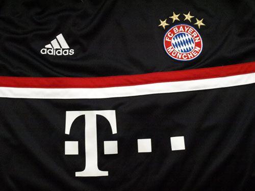 FC Bayern CL away jersey 11-12 sponsor